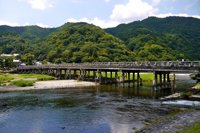 夏の嵐山、渡月橋