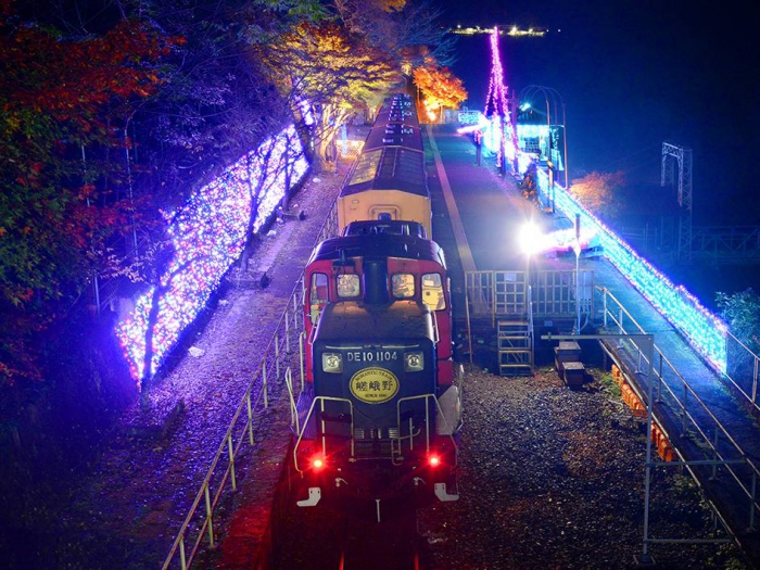 トロッコ嵐山　嵯峨野81号光の幻想列車