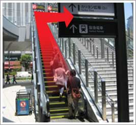 JR大阪駅【御堂筋北口】を出られてすぐのエスカレーターで陸橋に上がり、その後右手にお進みください。