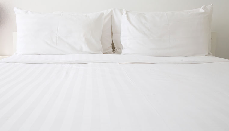 全室にシモンズ社ベッド、ロフテー社オリジナル枕を使用。
